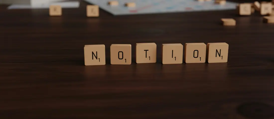 木檯上用字母磚排出 NOTION 六個英文字母